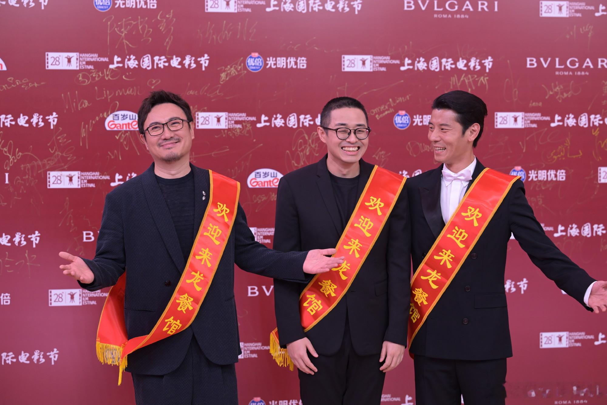 沈腾红毯没憋住笑红毯主打一个严肃氛围，沈腾直接现场没憋住笑，喜剧人基因刻进DNA