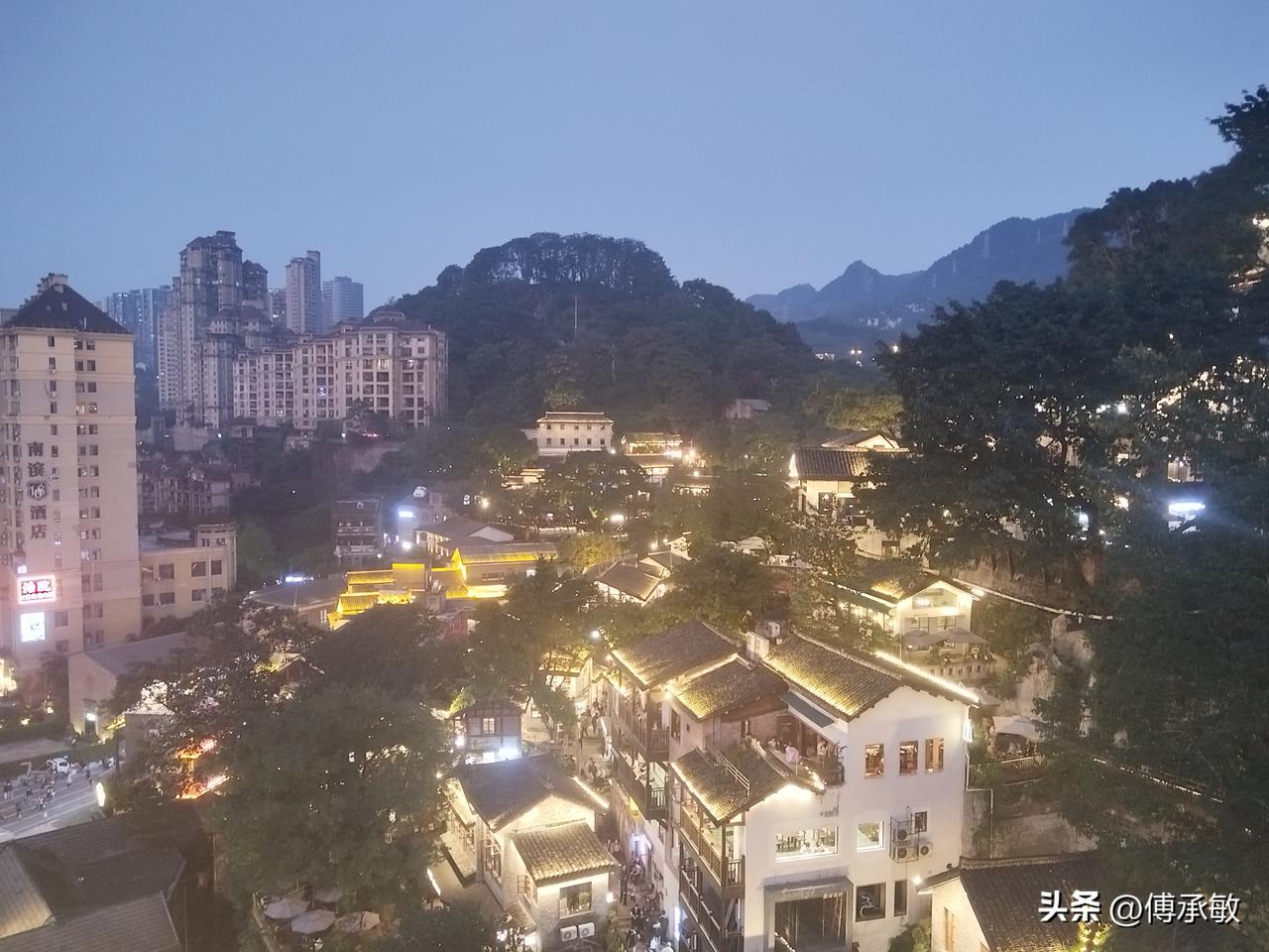 重庆：山江共生的立体画卷
      重庆的美，是山与江共同镌刻的立体诗篇。这座