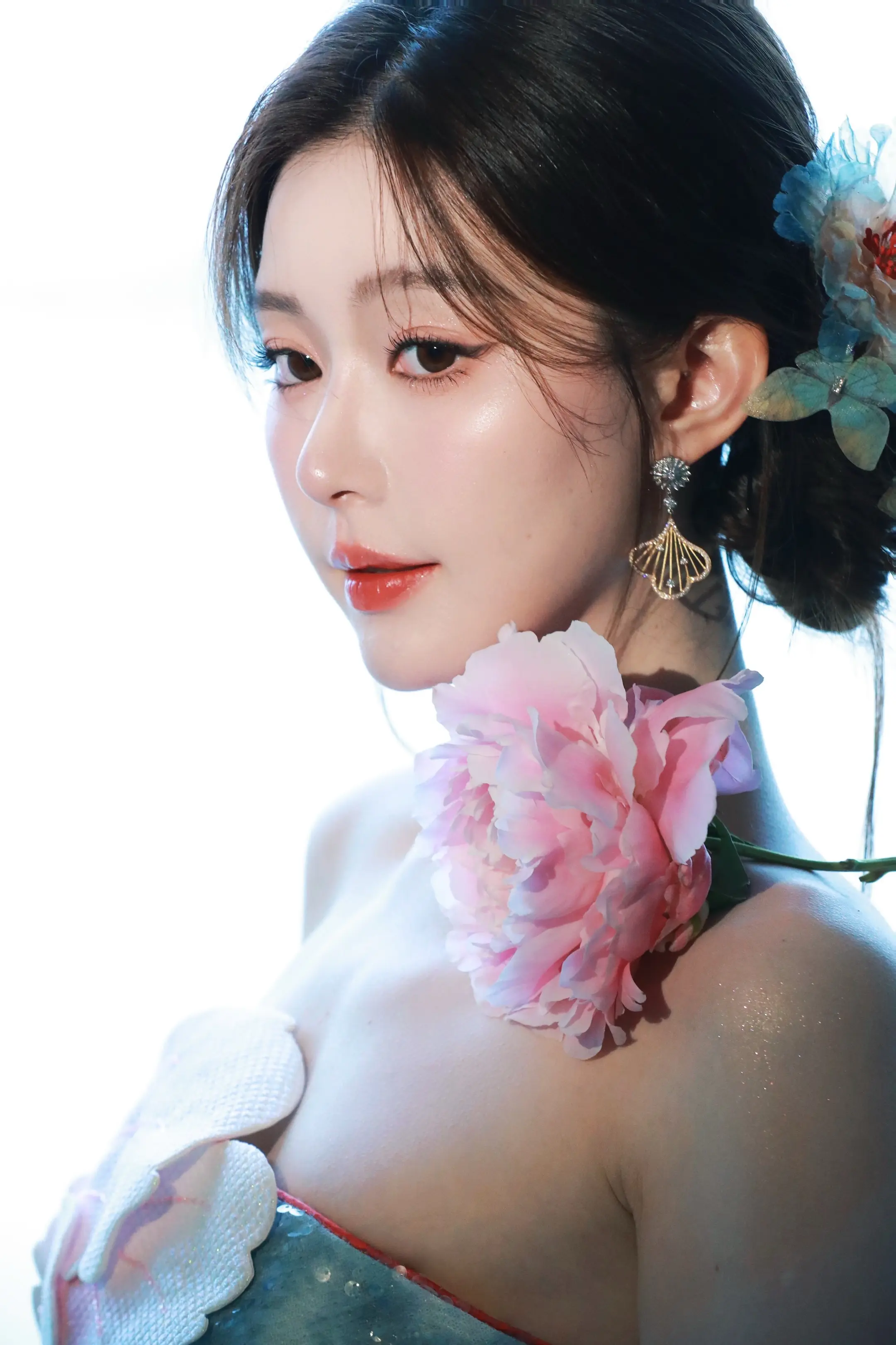 是玫瑰，是芍药，是海棠。