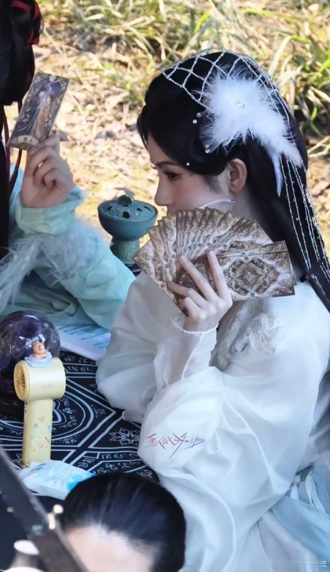 鞠婧祎喊粉丝合照俺真的会无限爱上鞠婧祎！专门招手喊粉丝过来合照！鞠婧祎招手喊粉丝