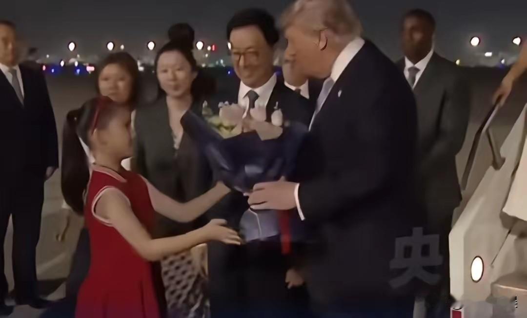 在今晚的迎接仪式中
最令我感动的不是整齐划一的仪仗队
也不是现场热情的欢迎人群，