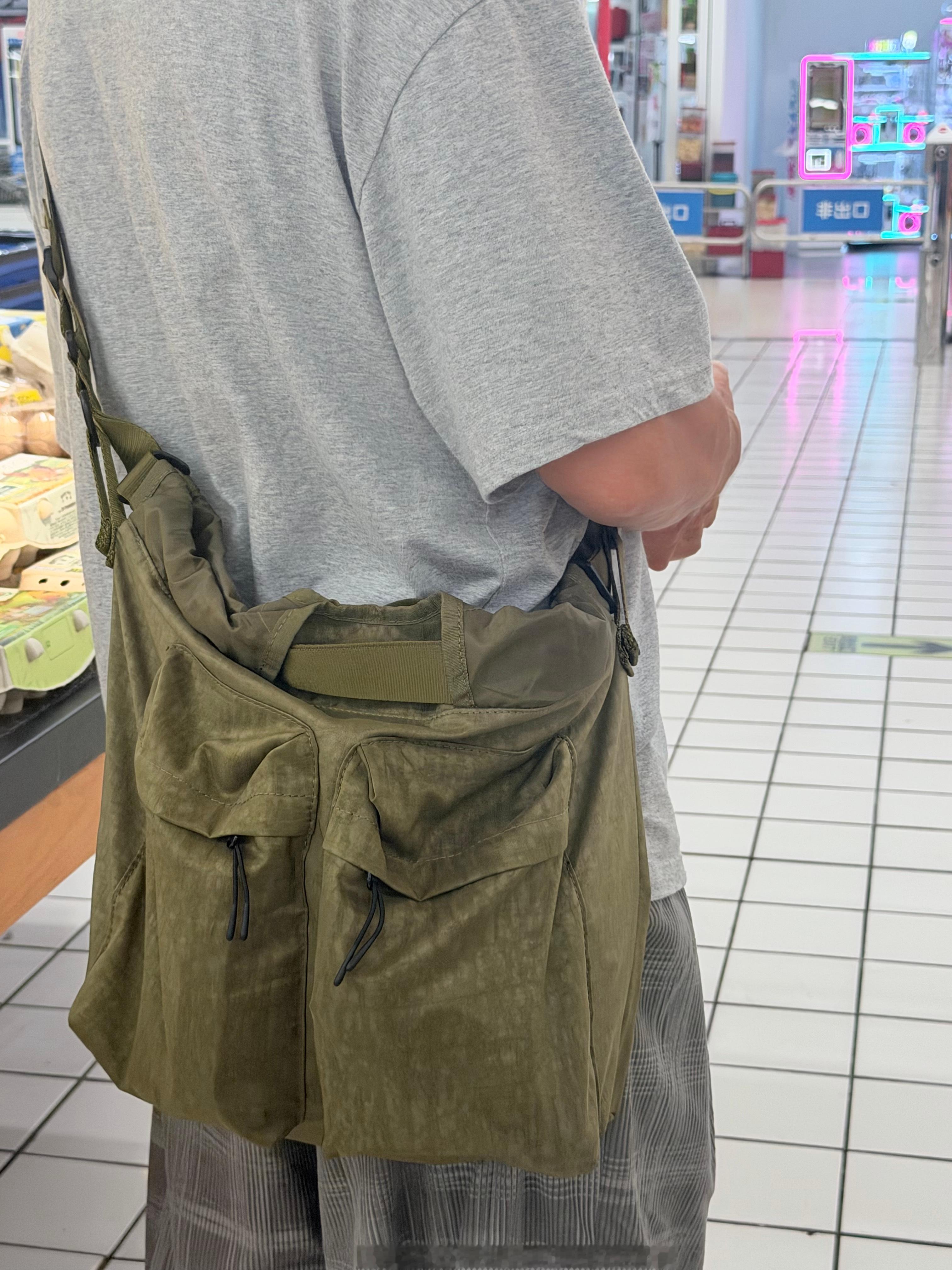 出现了新的军绿色包包 