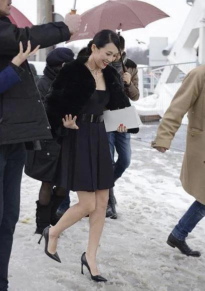 章子怡i穿的挺时尚的，美丽与优雅共存，但是这么冷的天气你猜她穿着光腿神器了吗？#
