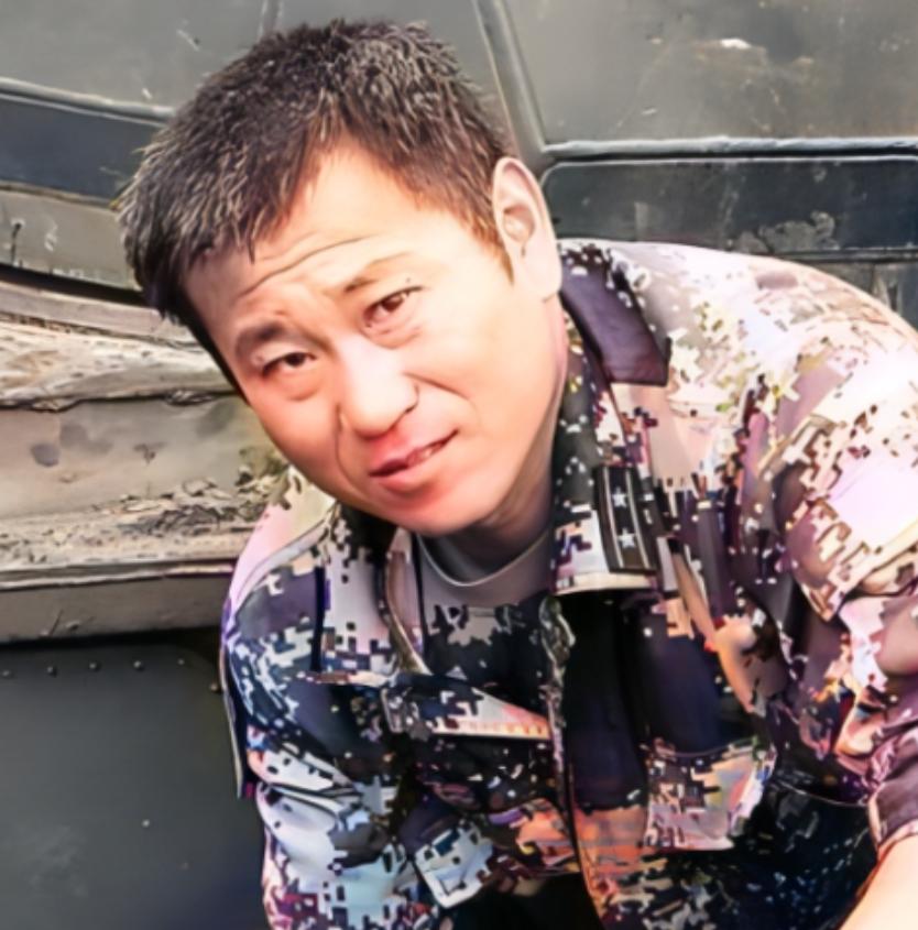 2010年，一辆步战车发生故障，厂家维修要20万，忽然，一人检查后：“两块五，不