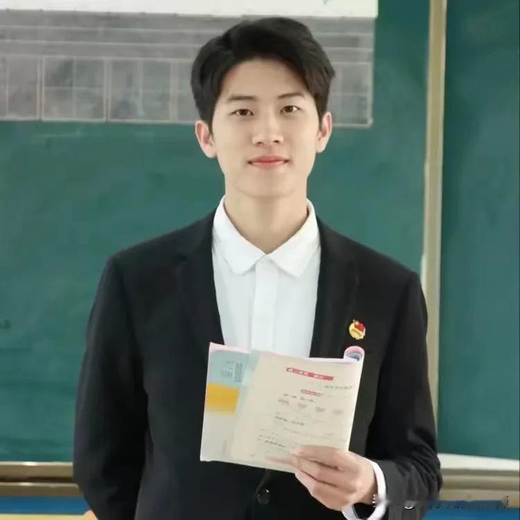 广西的小伙，赖家益。大学毕业之后，拒绝高薪回家乡任教，通过公费师范生计划，成为一