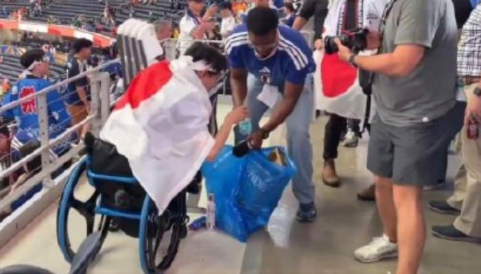 日本世界杯作秀被全网骂！6月15日世界杯日本队赛后，一个坐轮椅的日本球迷捡垃圾，