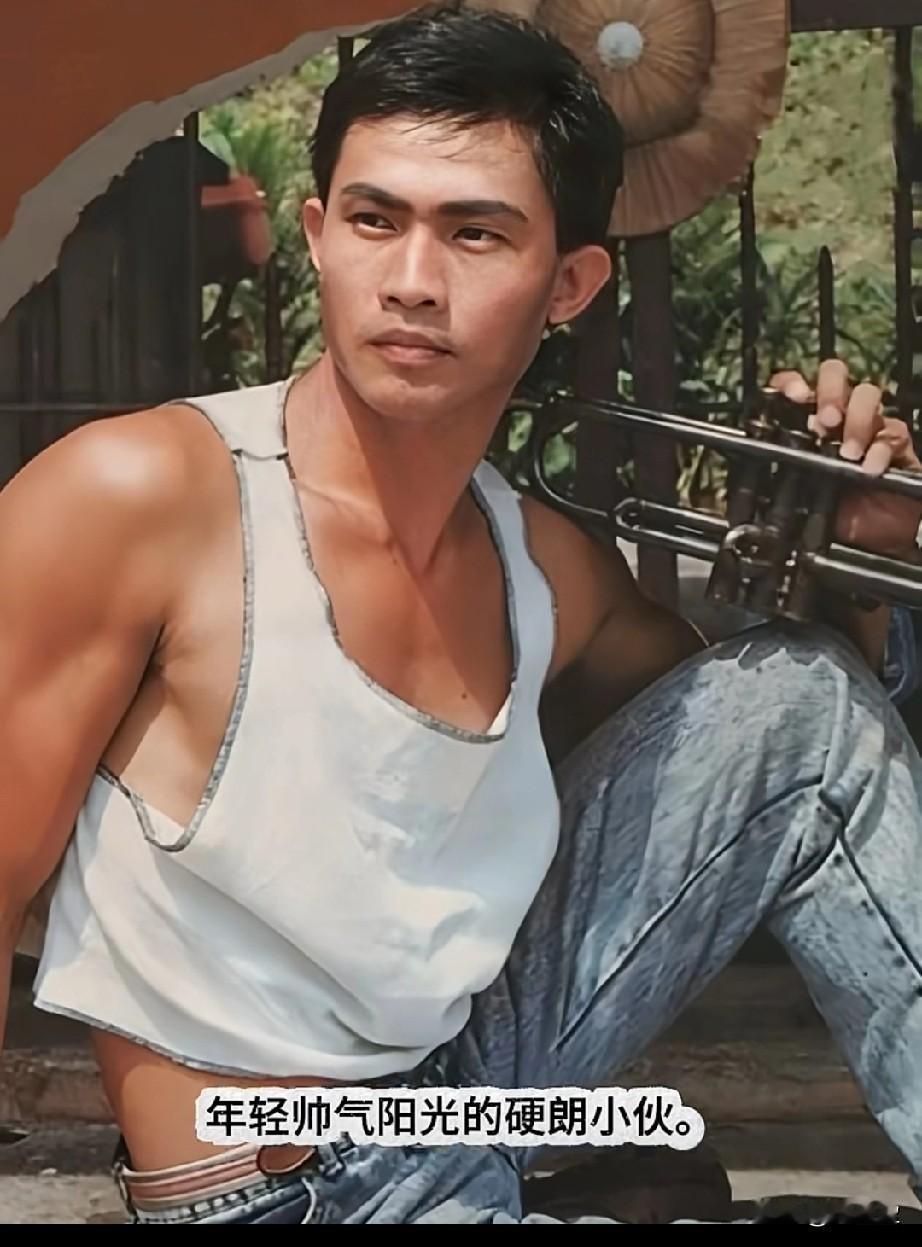 年轻帅气阳光的硬朗小伙。
虽然如今的他早已垂垂老矣，
但是年轻时的帅气模样，
如