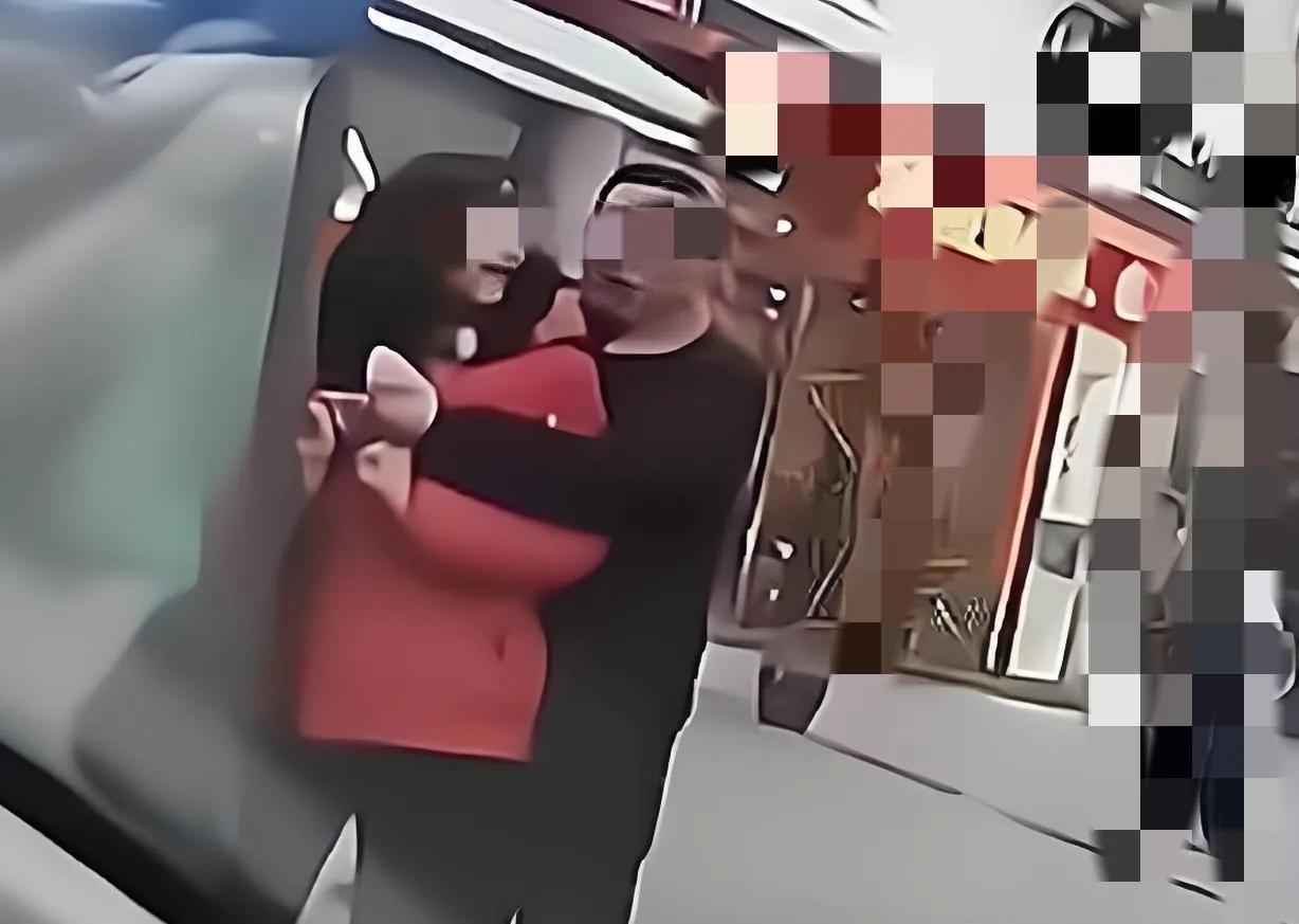 呼和浩特，一女子和男同学一起游玩，俩人有着30年同学情谊，男同学邀请她到自己租的