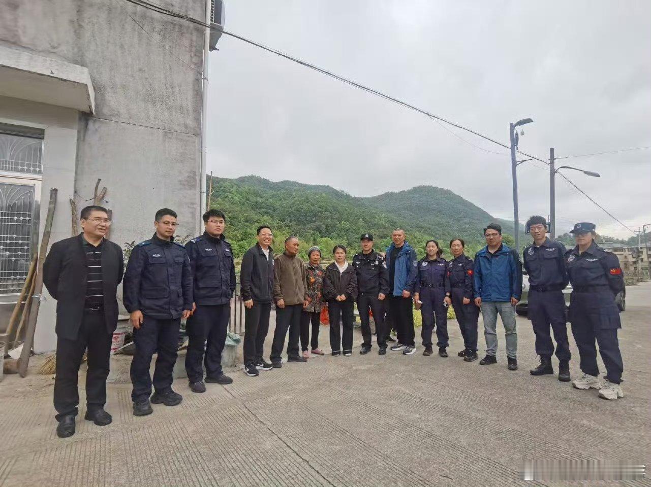 台州全城搜救走失老人后续藏着暖心故事 张建向其询问出村路线时，大爷耐心指路后向张