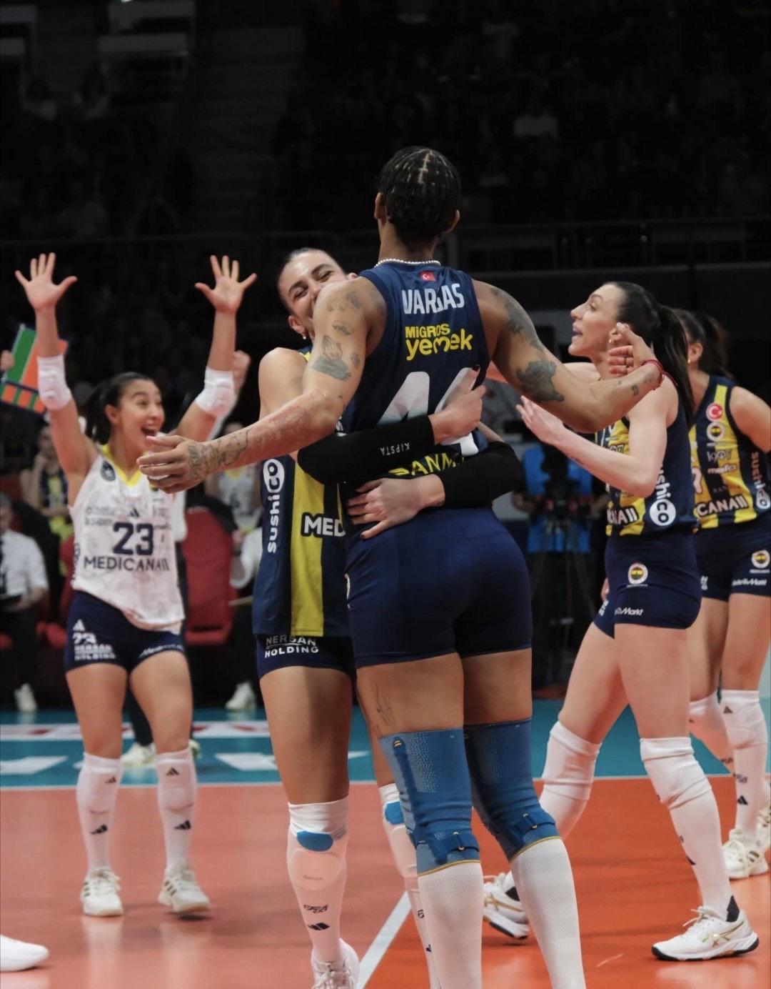 3-0！费内巴切女排扣球狂虐泽仁体育16分！土耳其女排联赛半决赛首回合，费内巴切