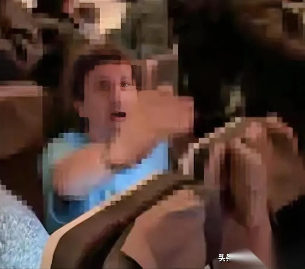 英男航班撒野！前两行

摸空姐臀部还抽烟？

3月2日一英国男子在中国航班上简直