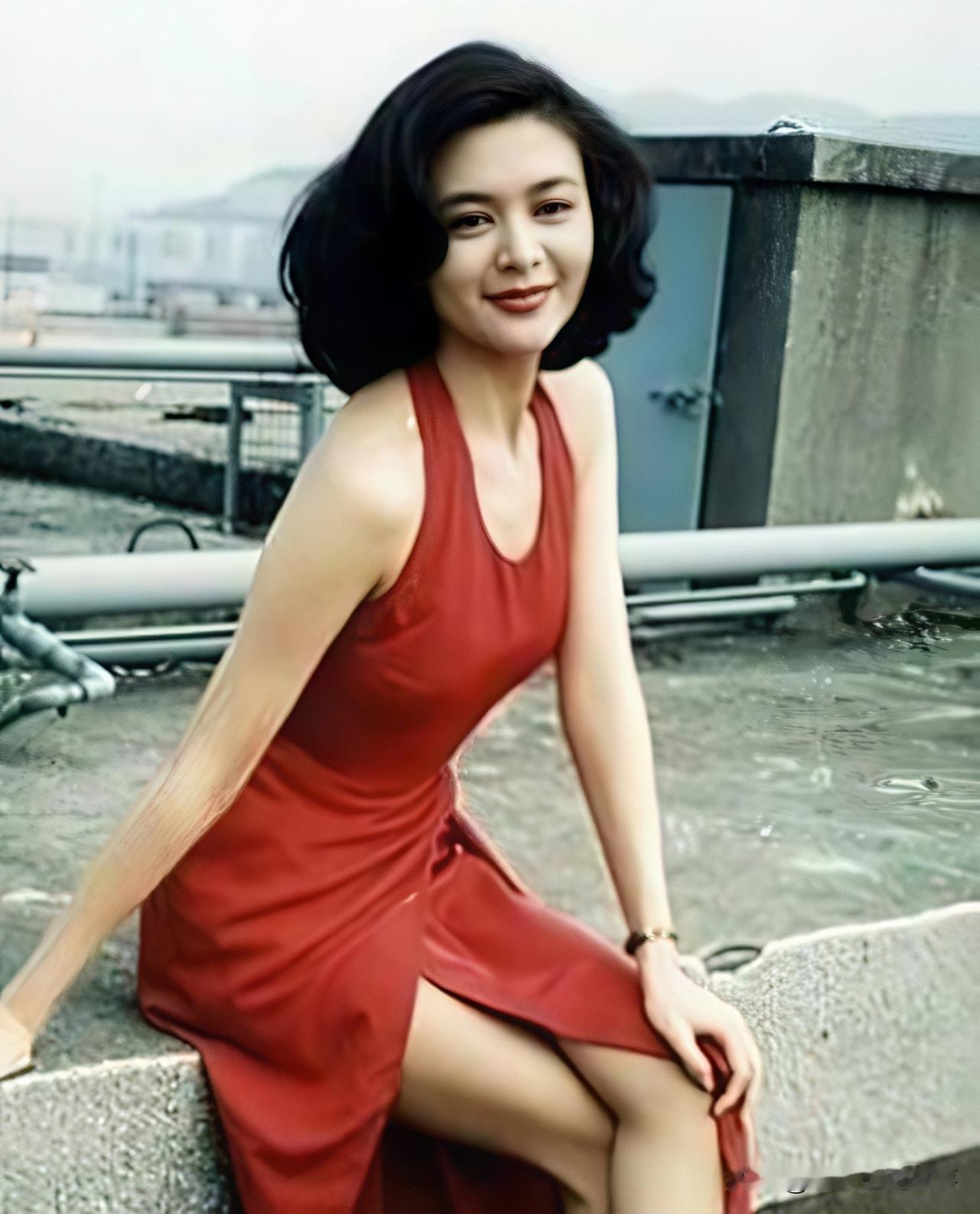 80年代的关之琳，惊鸿一瞥，让人沉沦港圈女神旧照