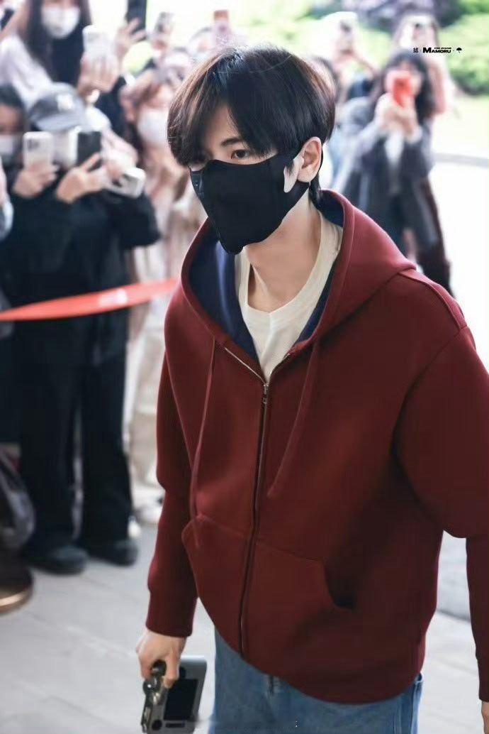 张凌赫逐玉庆功宴路透张凌赫出发逐玉庆功宴张凌赫出发逐玉庆功宴了，来看看状态 