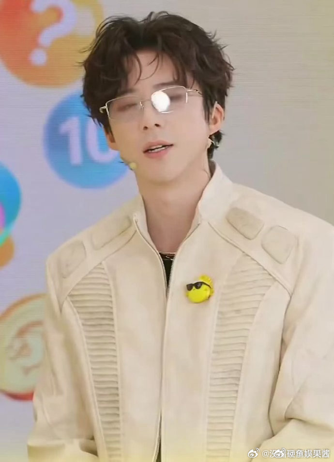 刘宇宁直播回应吃纸花 咪：我没吃纸花。粉丝：那你为什么知道不好吃？咪：……因为那