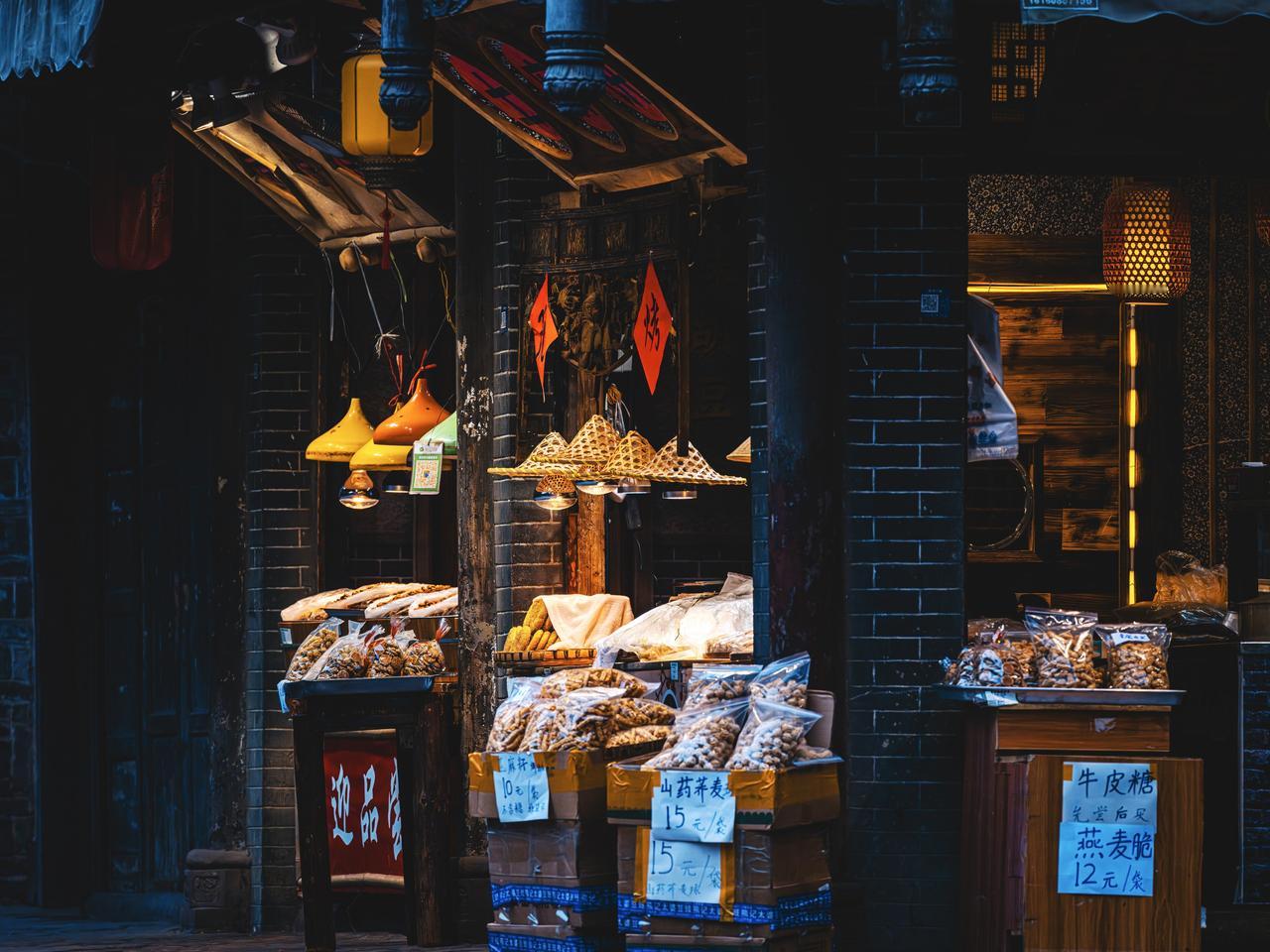-深巷灯火暖，人间烟火长
​- 古街夜未央，一味暖时光
​- 檐下灯黄处，岁月静