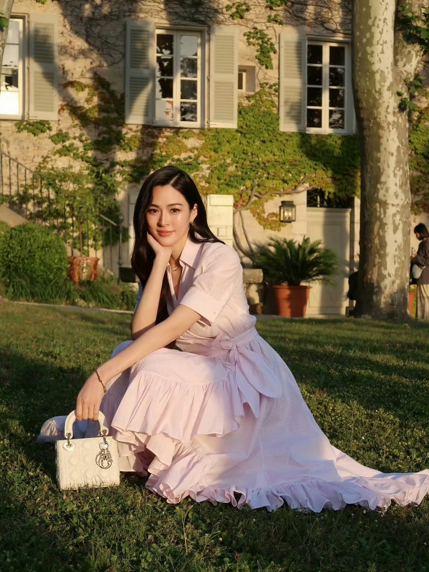 邝玲玲 in Dior  拉科勒努瓦城堡的晚宴活动粉色连衣裙Lady Dior手