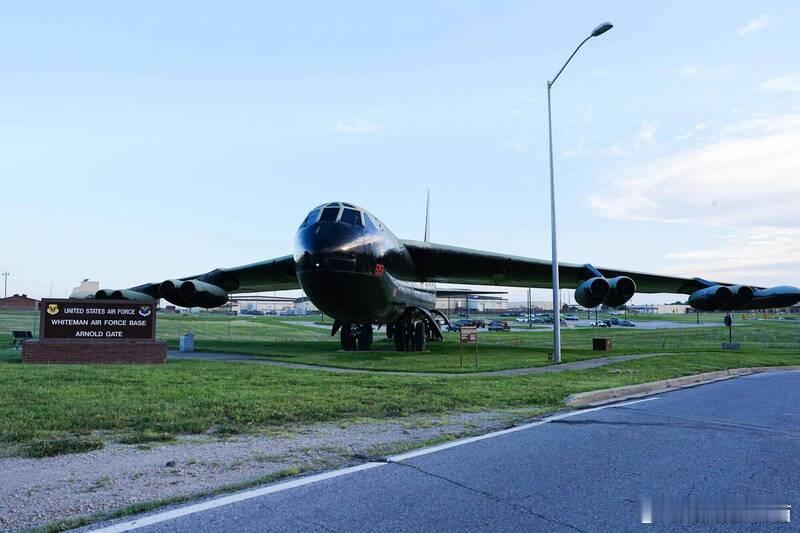 【中国夫妻疑频购美军基地周边地产 被曝买下B-2轰炸机基地“第一排”土地】 一对