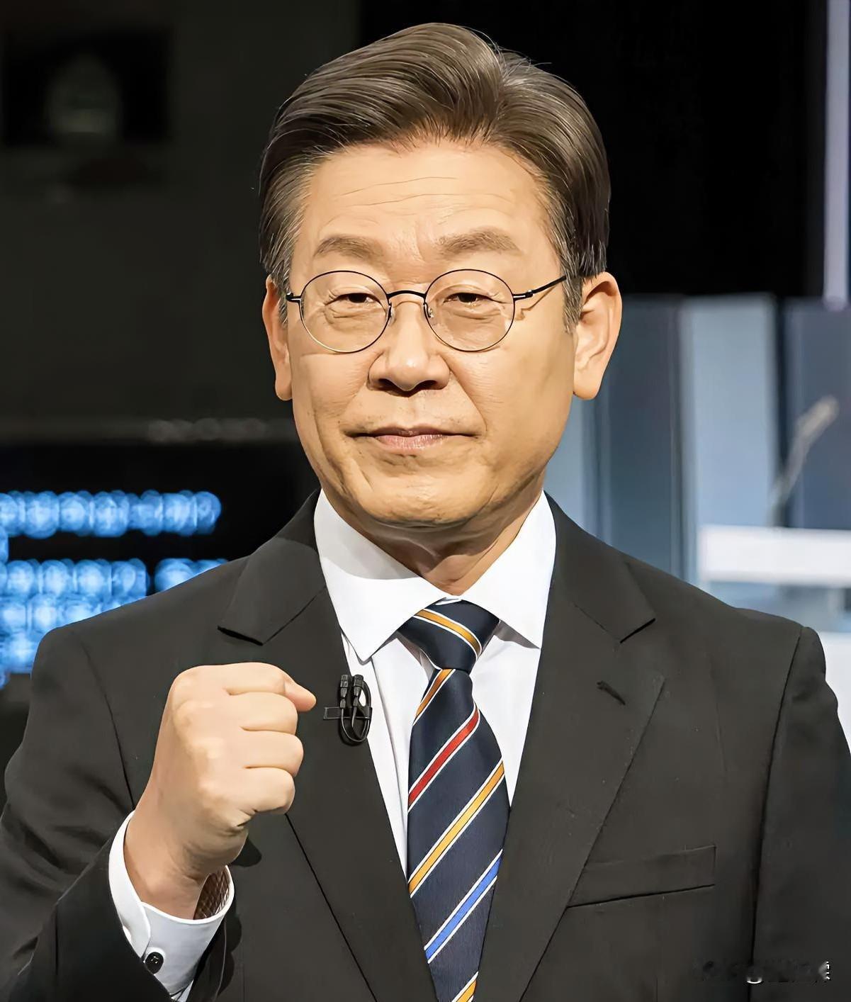 李在明的聪明，就是无论走哪里，都带着韩国顶尖的四大财团和一众企业家。

据韩联社