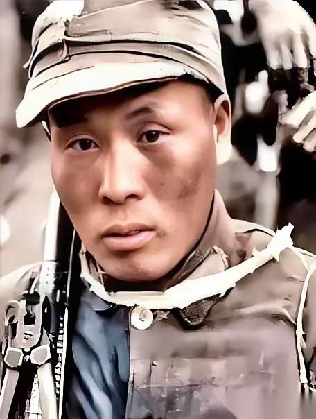 1945年，机枪手曾岳峰在湖南山里玩命地跑，只想甩掉身后的鬼子。可他一头钻进草丛