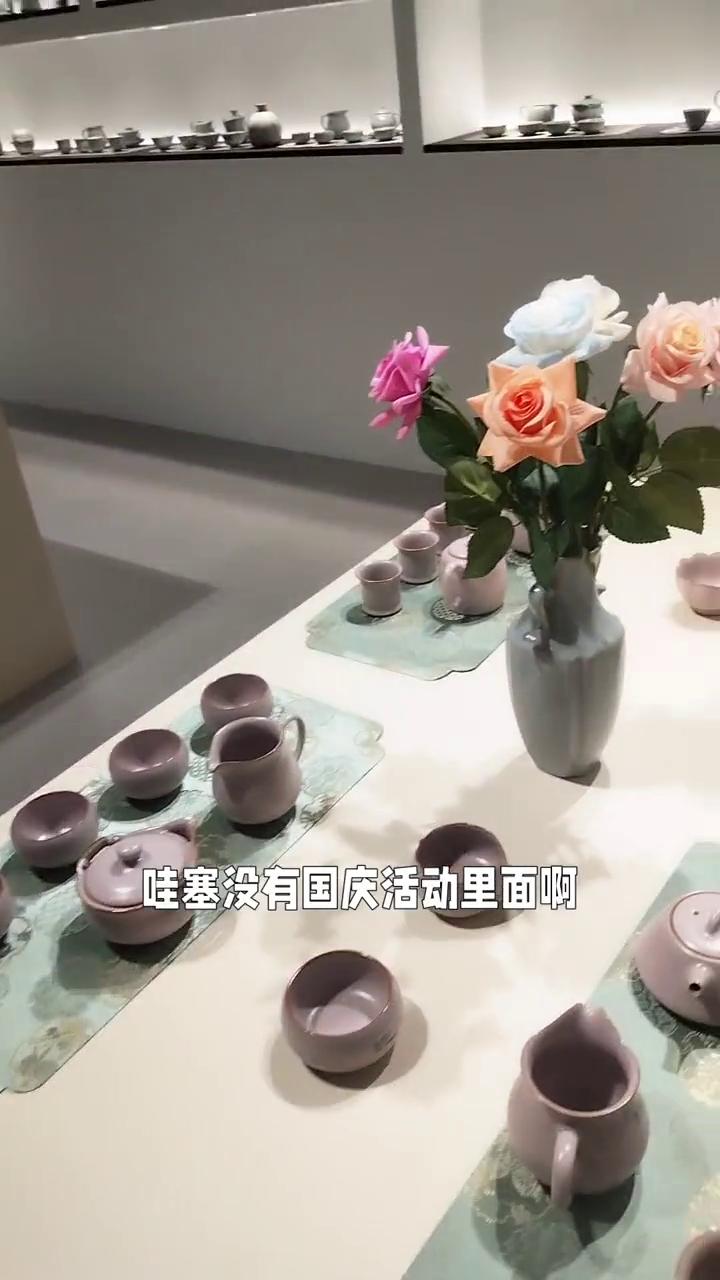 没有国庆活动里面贵重物被人喜欢的。好的。这个功夫灯，美女来看一下。从上往下看，鸟