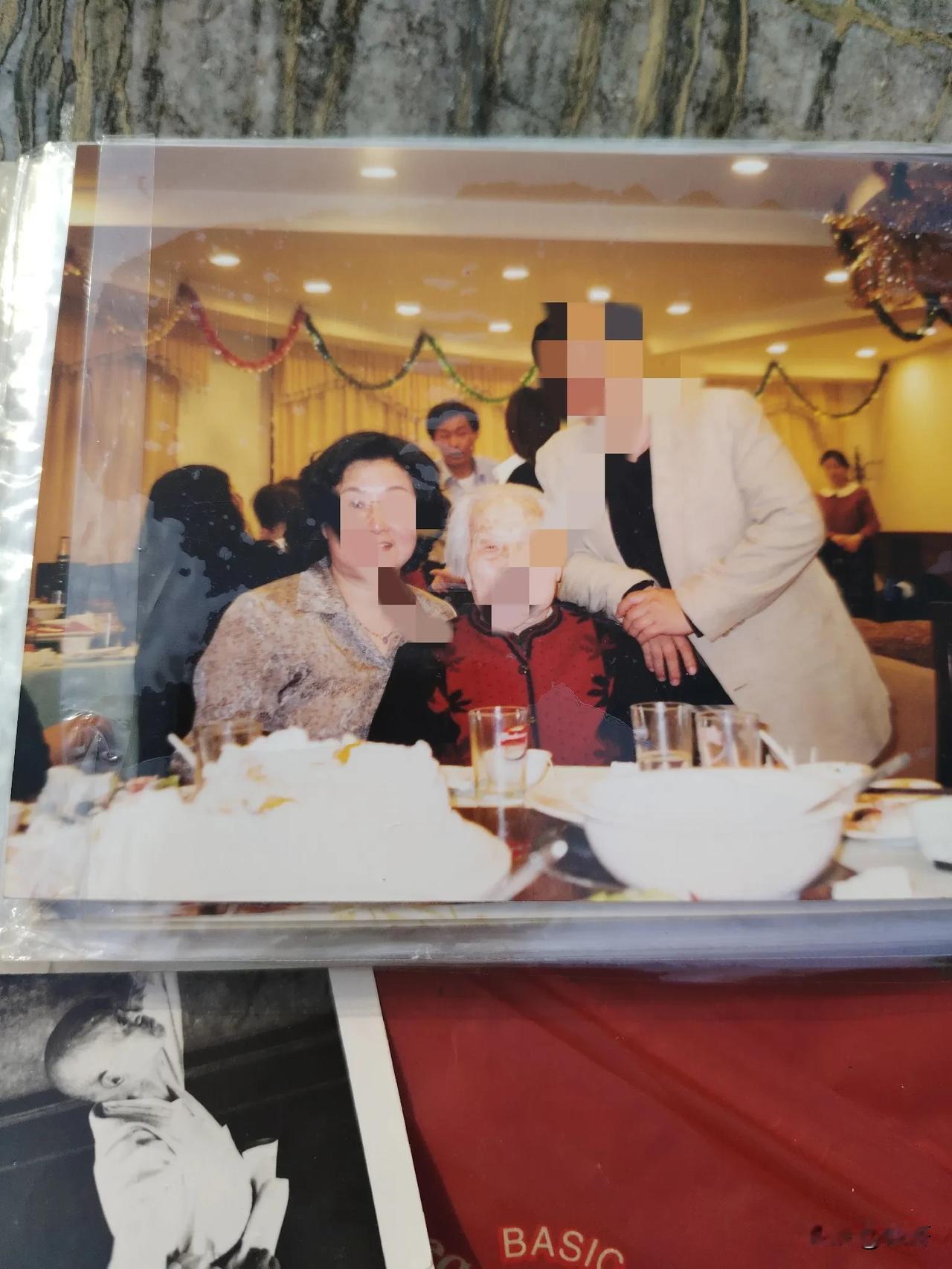 女人一辈子就不能为了自己而活吗?女人要自尊自重自爱。要有自己的工作。至少不要靠男