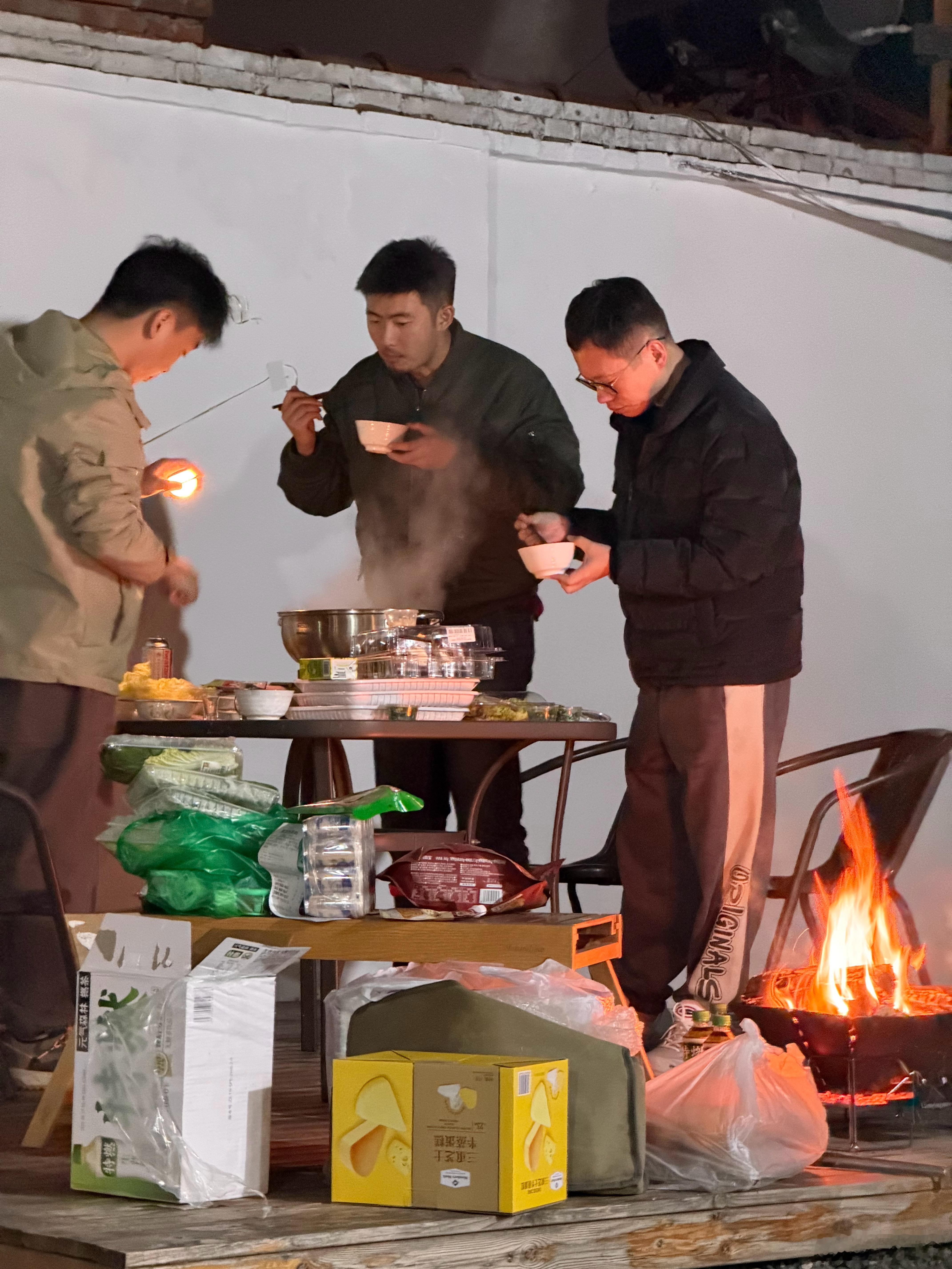 又跟哥几个吃上了8 度户外吃火锅靠 20 年汾和火取暖站着吃，但开心！ 