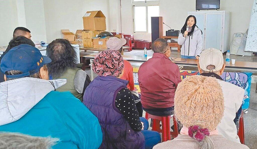 澎湖最偏远的花屿村长上月18日补选前，时任澎湖地检署检察长陈佳秀（后）率查察贿选