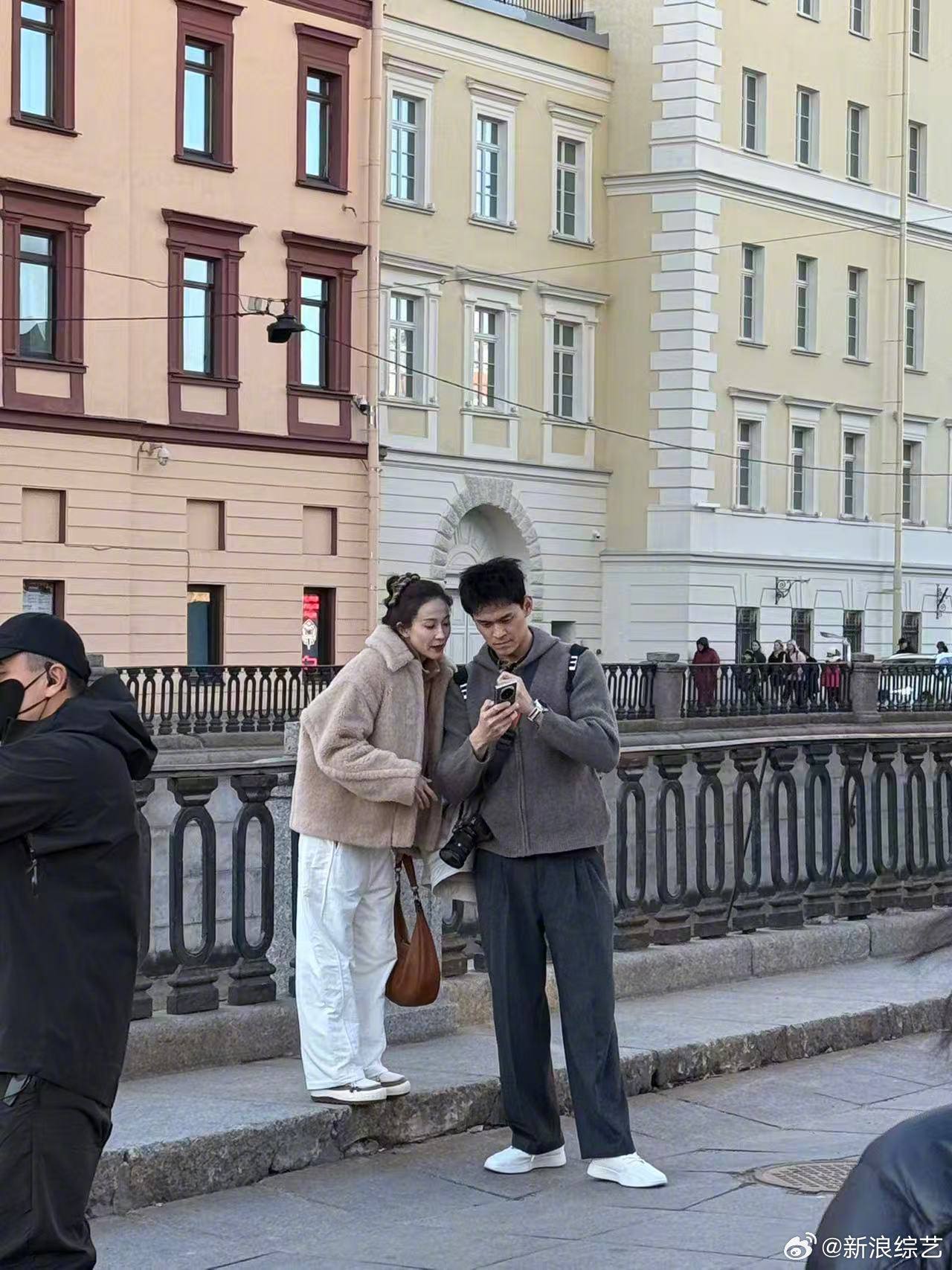 孙杨张豆豆俄罗斯街头牵手举高高妻子的浪漫旅行开录 是谁被和在圣彼得堡的甜蜜互动甜