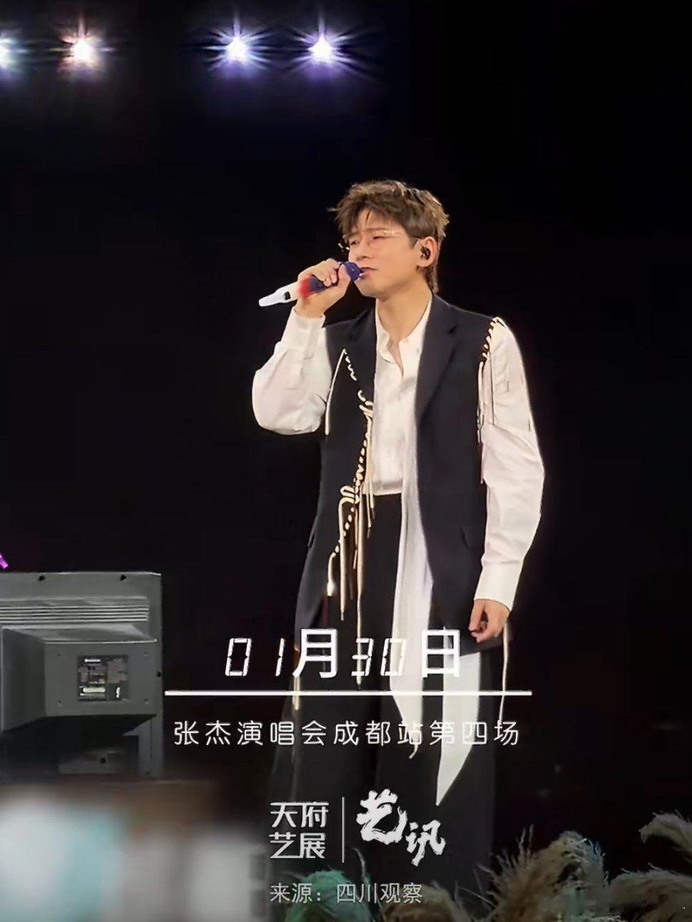 张杰把新春游园搬来演唱会张杰成都演唱会第四场年味拉满！场外新春游园会人气爆棚，现