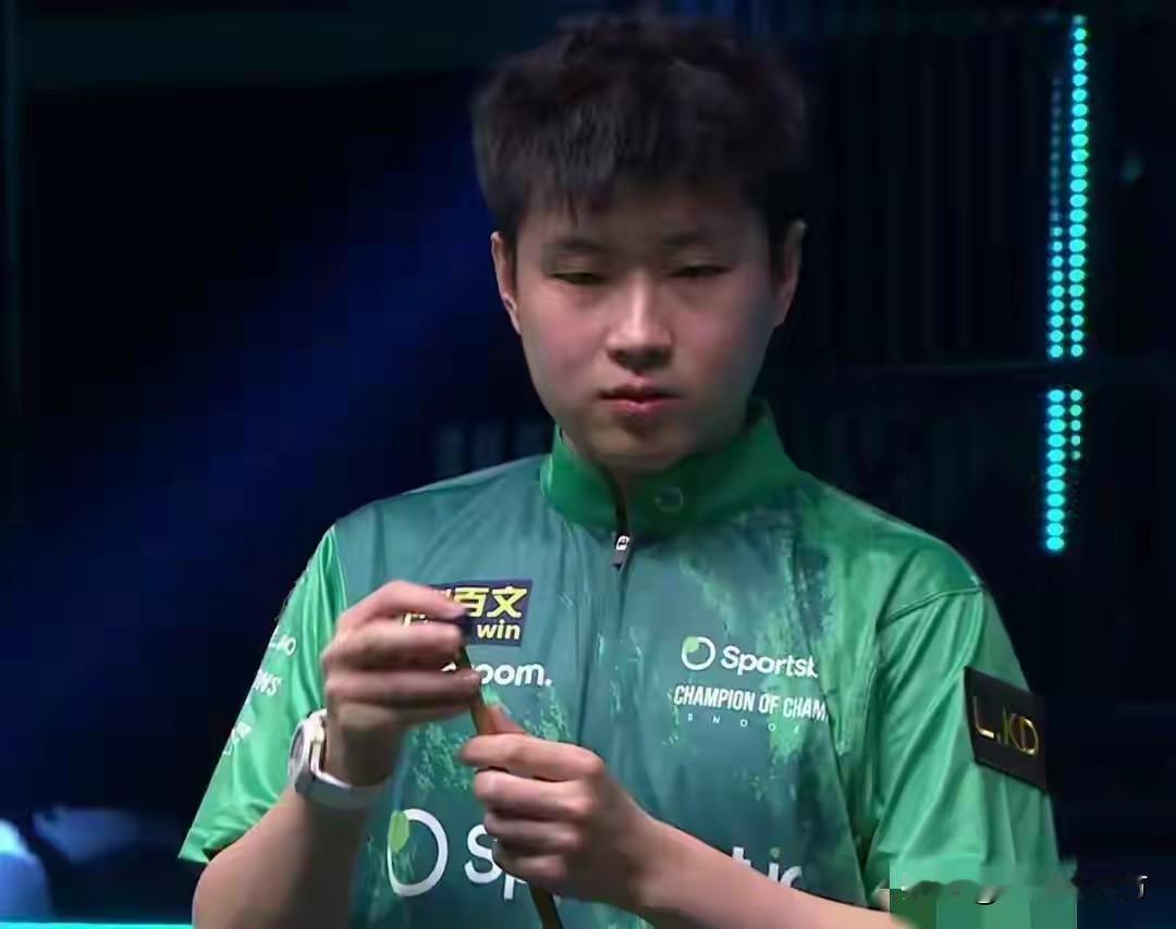 赵心童回来了！在英国莱斯特举行的诺克“冠中冠”第二小组决胜轮，赵心童在4-0横扫