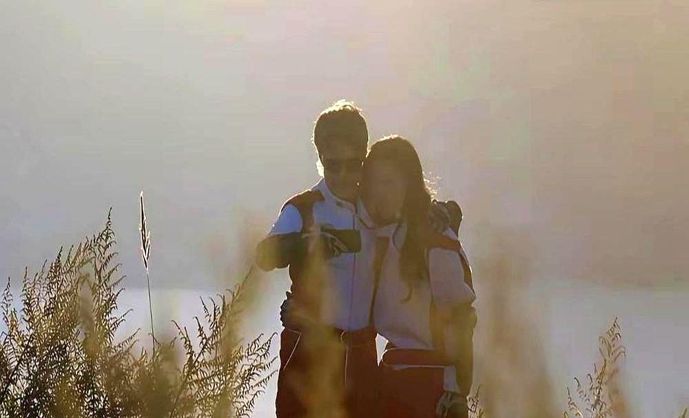 镜头里，罗飞被剪成“海王”，跟刘玫贴贴，又跟新嘉宾越野，弹幕骂声一片。
 
可镜