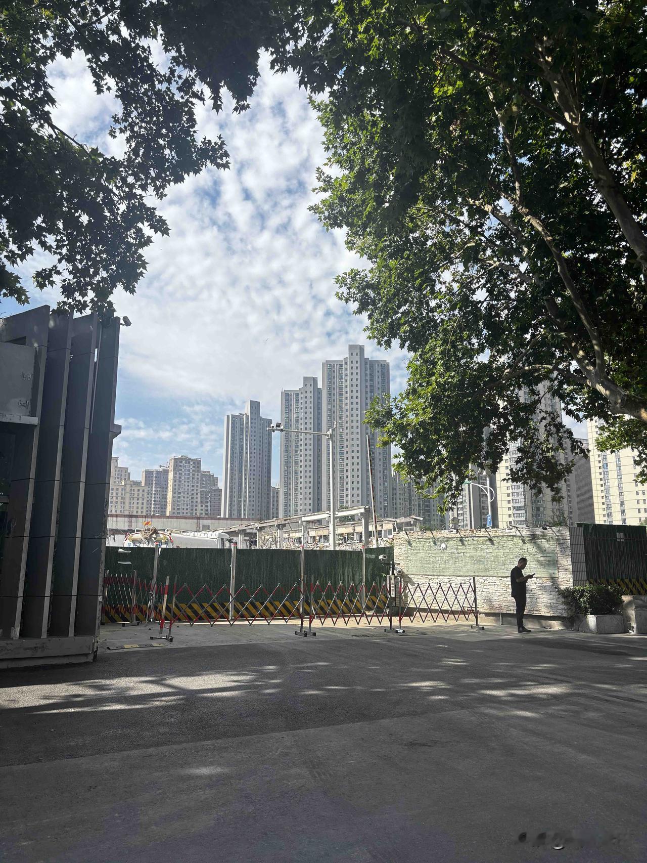 西安凤城二路可口可乐厂子正在拆除中，这是今天路过看到的，这地现在有开发商买了吗？