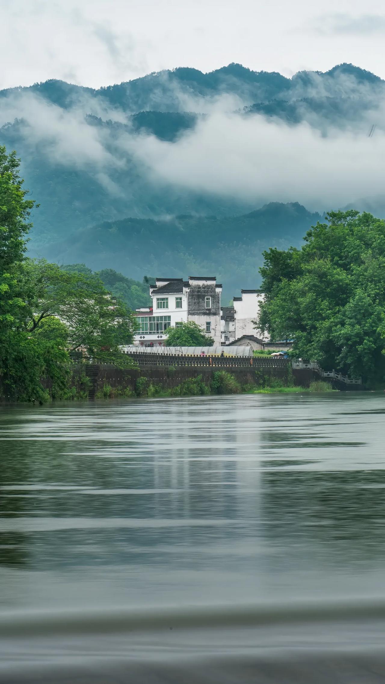 在管理体系中，对于那些欺上瞒下之徒，必须依法予以惩处。和平时期，此类问题看似并不
