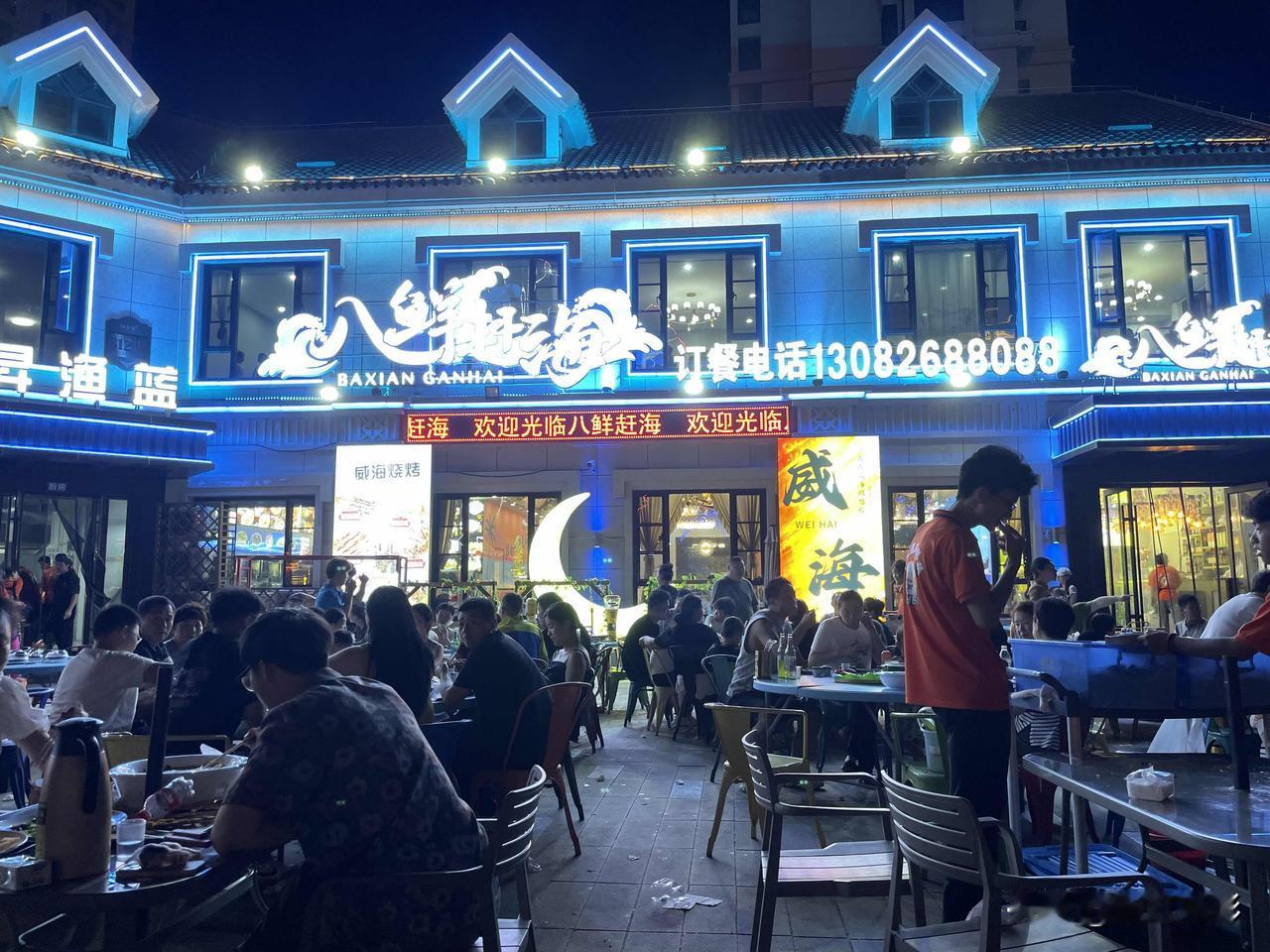 早上在海边拍摄时热到中暑，转场到冰雪世界又冻得直哆嗦，中午大热天还泡了个温泉，午