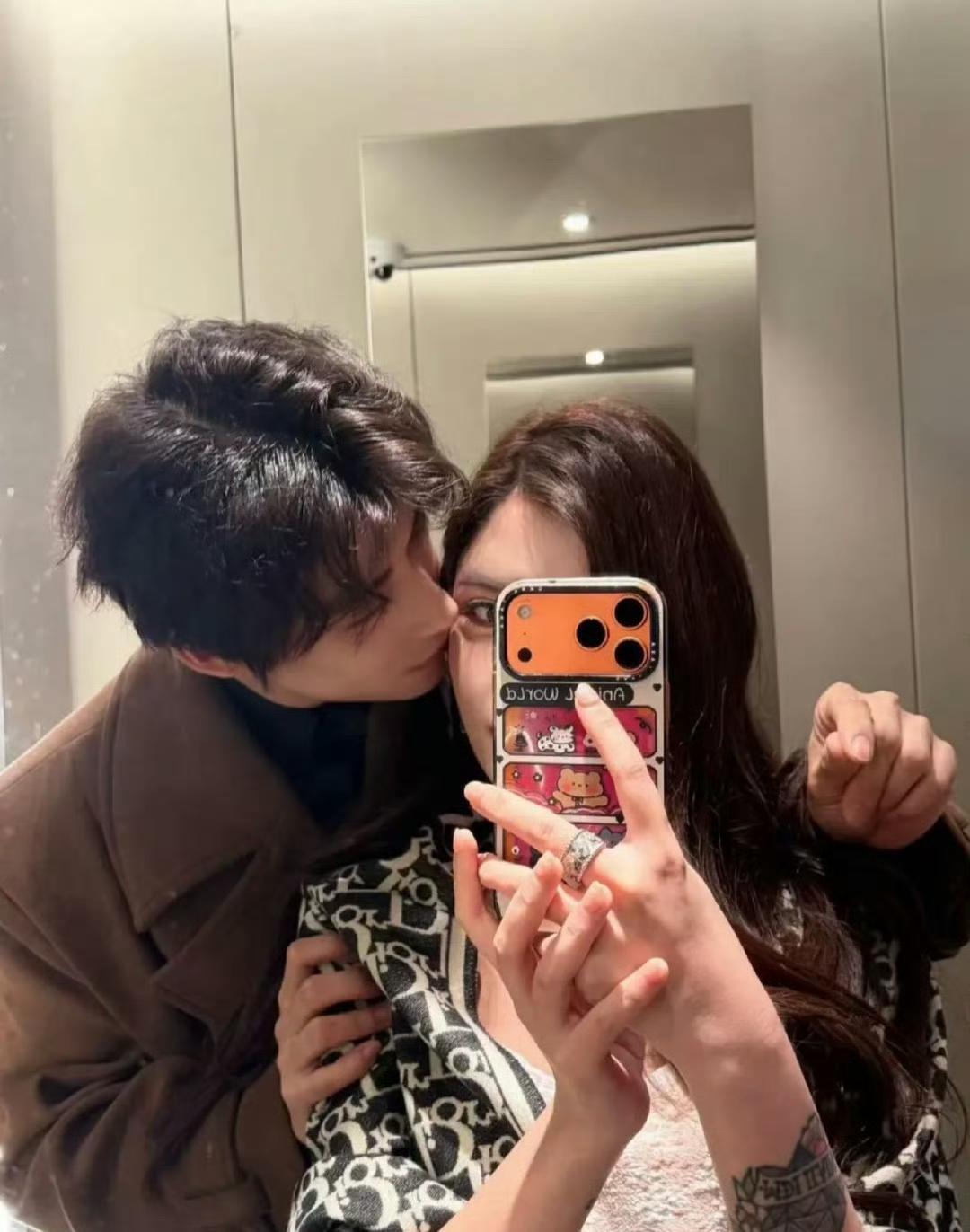 韩安冉，“女版”王思聪没跑了。
4月25日，网红韩安冉高调冲上热搜，原来是公开了