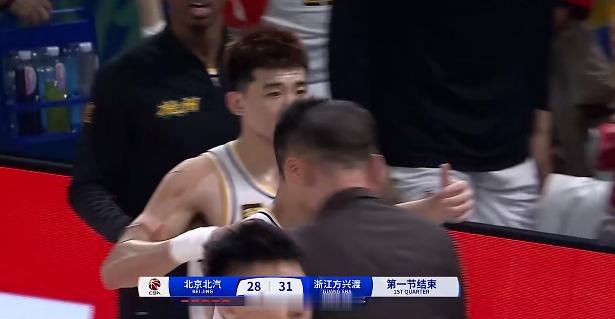 北京队没反应过来，广厦防的这个131，北京队破的不明确，进攻也站个131，把球传