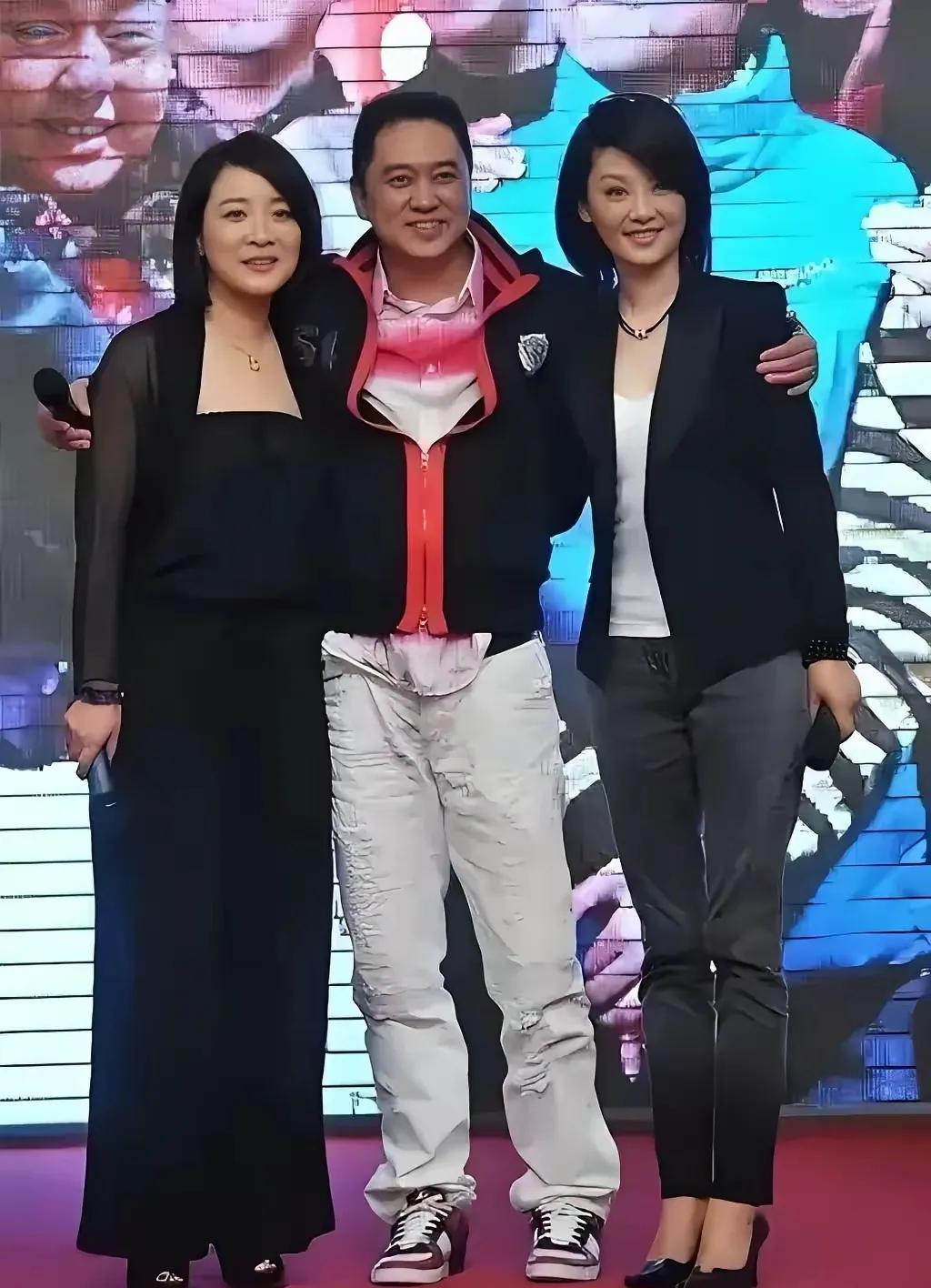 面对与异性的合影，徐帆和陈小艺的反应各不相同！当中间的男人伸开双臂搂住她们肩膀的