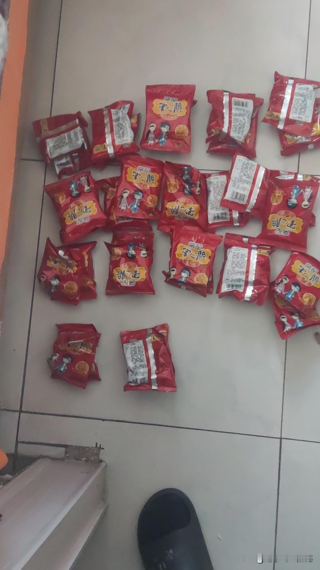 那点小聪明都用在这上头了吗？
最近我在拼多多买了50包干脆面，拆箱一数，居然只有