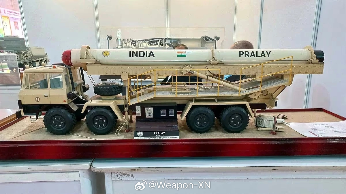 #兵器影像[超话]# 印度准近程固体燃料弹道导弹“Pralay”的发射车模型。 
