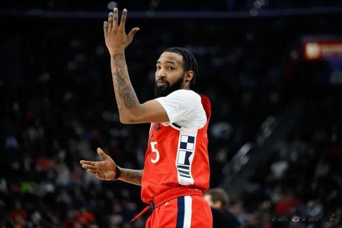 同一对手同一伤！小琼斯被确诊为右膝内侧副韧带二级扭伤， 常规恢复需6-8周。
