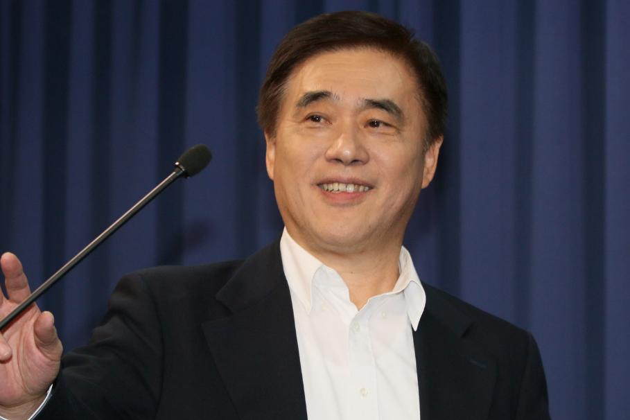 郝龙斌丢脸丢大发了
刚求饶就被公之于众，
还被捧罗智强

郝龙斌这次低头难堪了