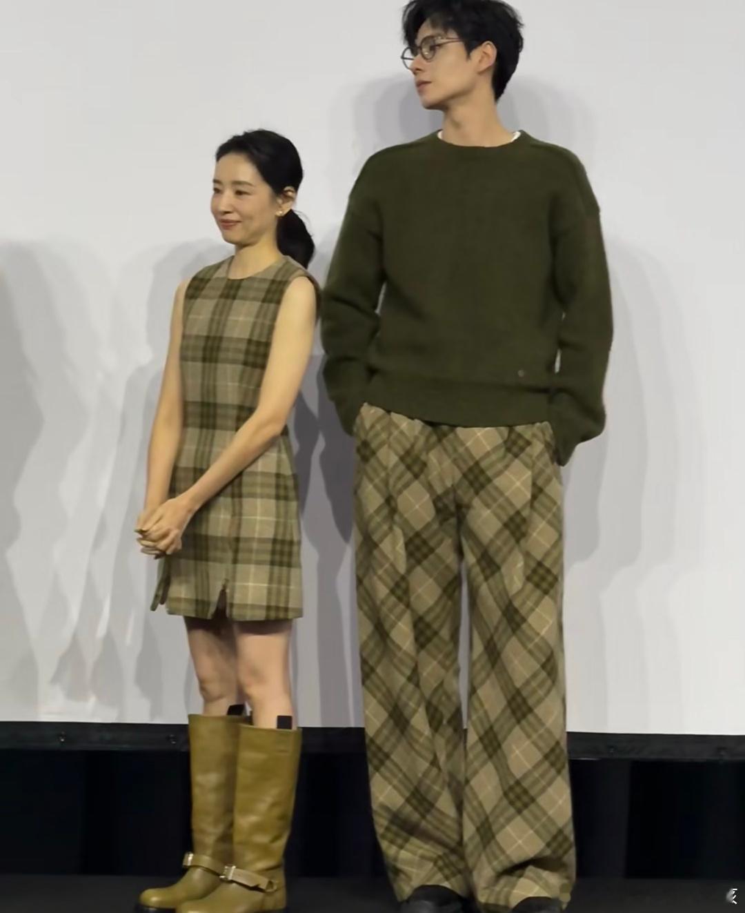 胡一天也帅得太超前了吧！比例是真的好，在人群里好突出！ 