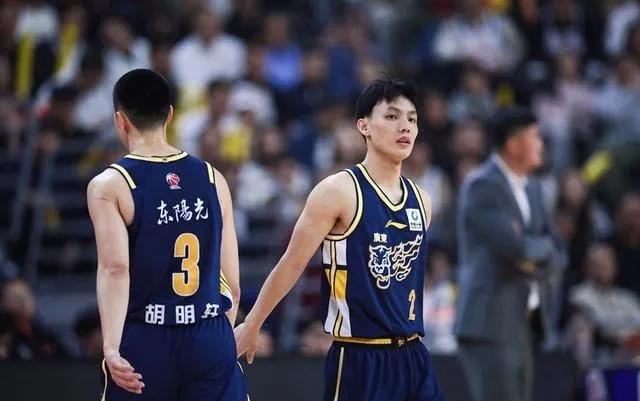 十一冠王摆烂？杜锋缺席训练+篮板被爆26个，广东球迷彻底怒了！

昨晚广东81-