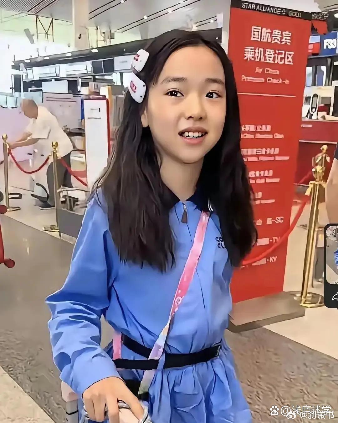 董璇女儿小酒窝今年9月1日在机场被记者问是不是当天开学，母女俩一起愣住了，董璇说