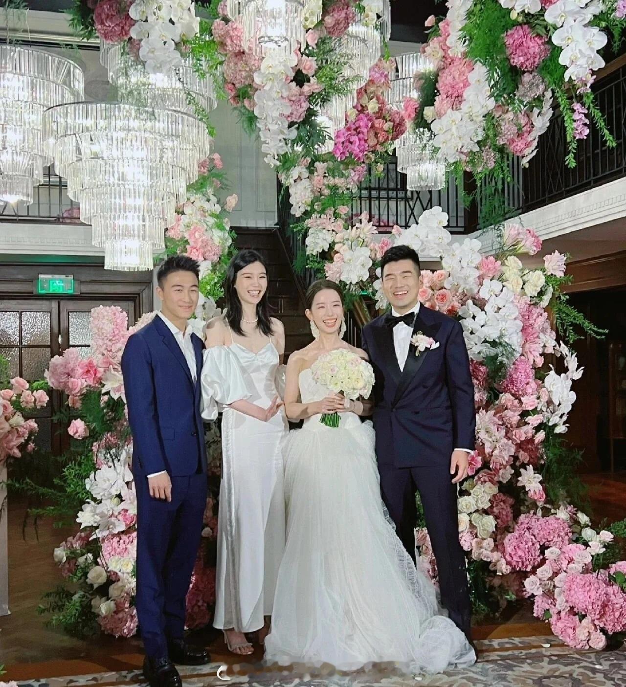 何猷君和奚梦瑶昨日参加耶鲁大学毕业的好友婚礼💒～ ​​​