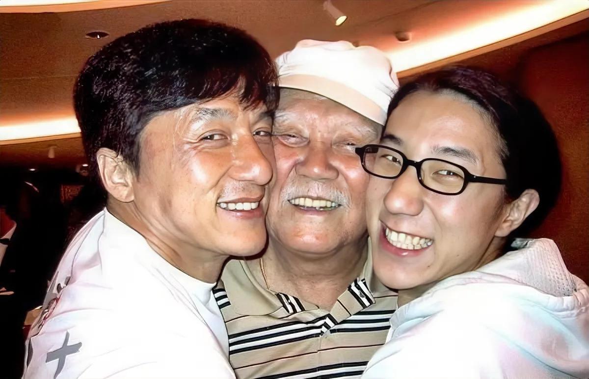 90 年代初，成龙到内地拍戏，发现北京的四合院居然才 50 万一套，简直是白菜价