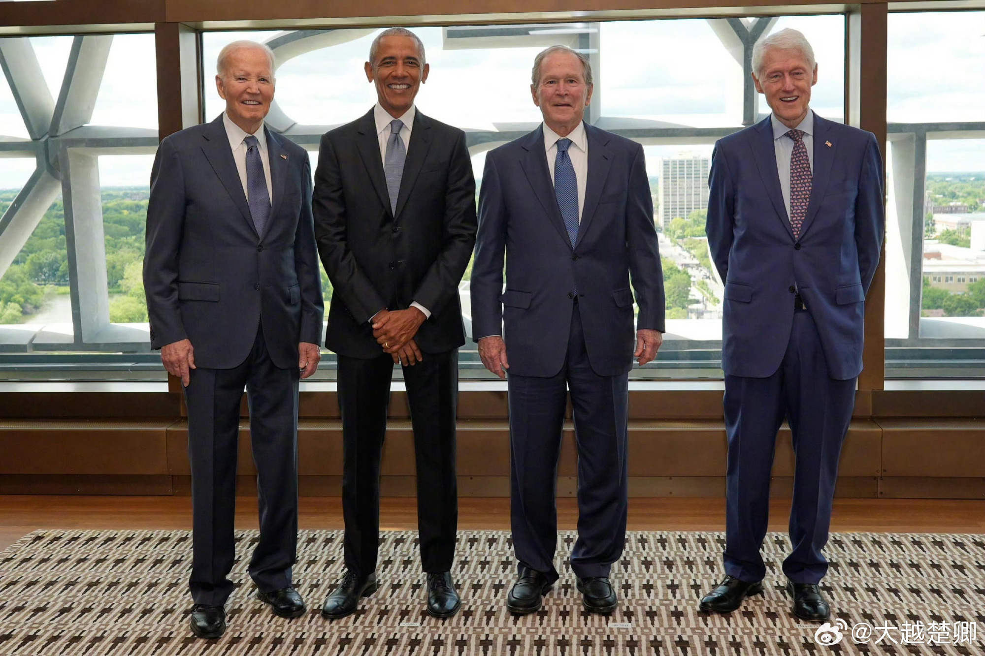 美国之前的几任总统重聚，连配偶都去了！不过克林顿和希拉里不是离婚了吗？ 
