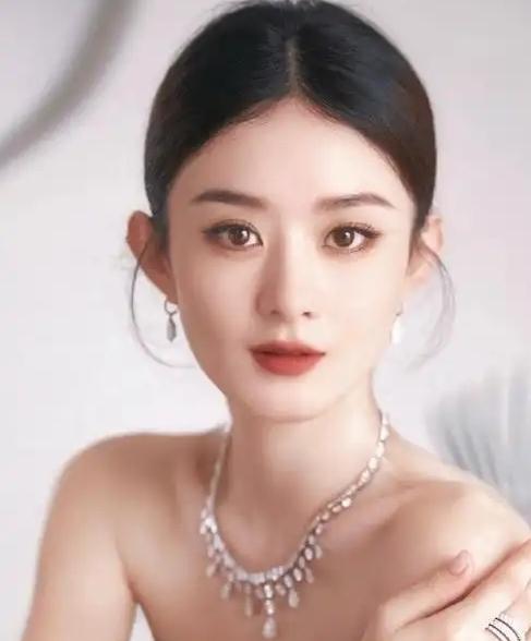 她等了十年，终于要演一个反派。
你熟悉的赵丽颖，这次穿上仙袍却藏起温柔。
碎梦星