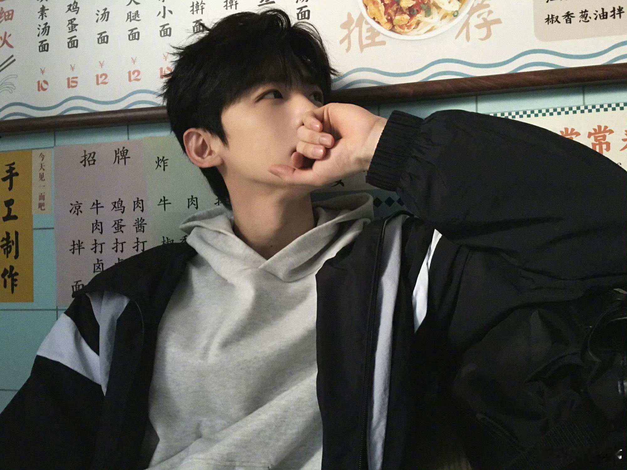 #白敬亭刘楚恬难哄演兄妹##白敬亭刘楚恬新剧演兄妹#兄妹合照 ​​​