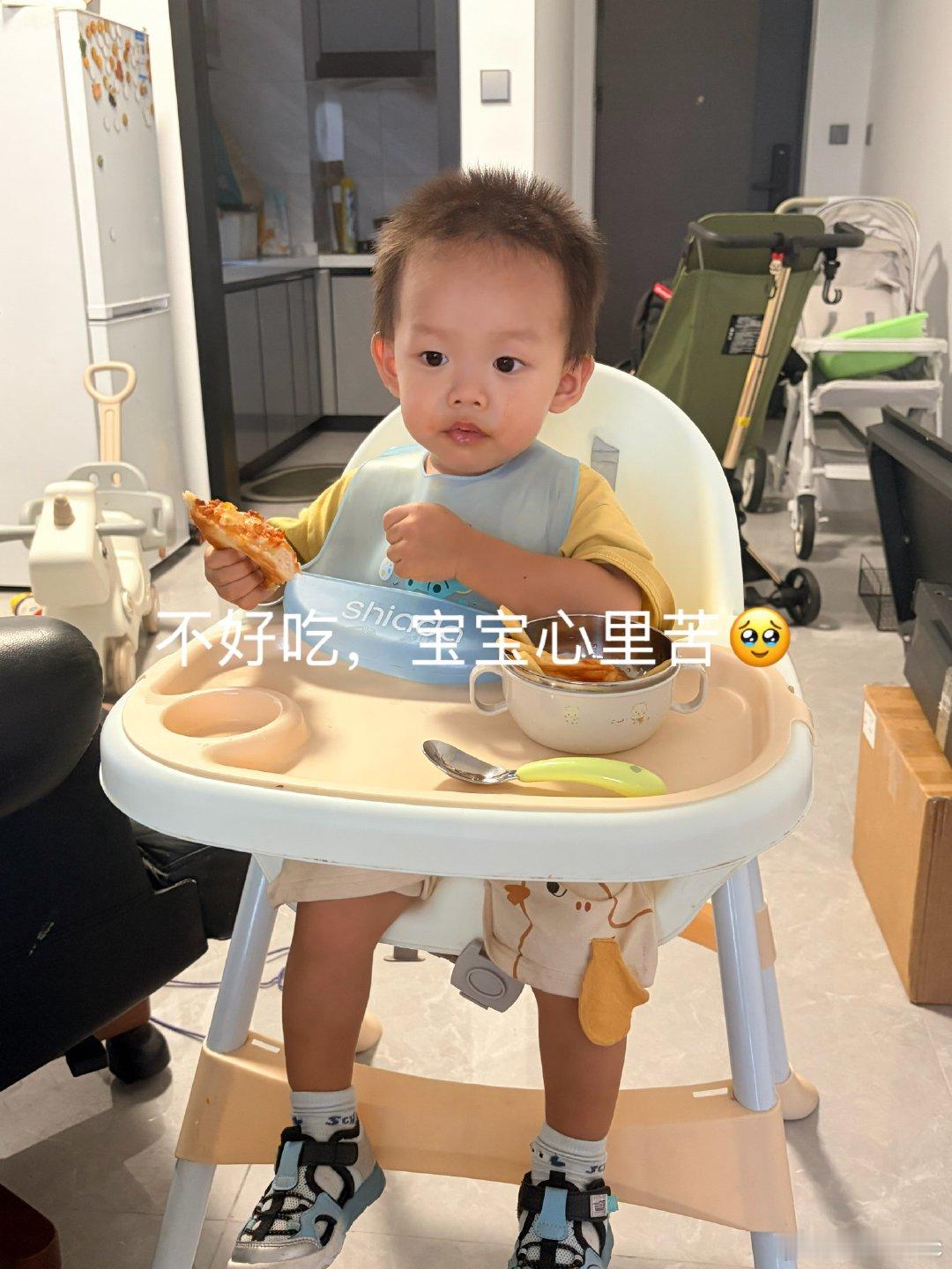 简单收拾一下，今天先这样吧，剩下的慢慢整理了，之前用的窗帘也小了，还需要重新购买